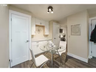 Photo #6: 24283906 Listing