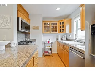 Photo #5: 24285305 Listing