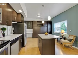 Photo #4: 24287319 Listing