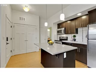 Photo #5: 24287319 Listing