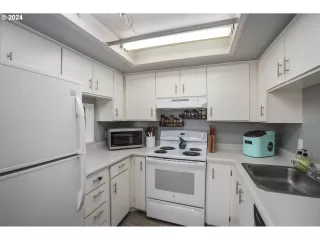 Photo #6: 24287408 Listing