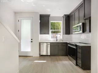 Photo #4: 24292648 Listing