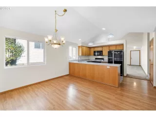 Photo #5: 24294635 Listing