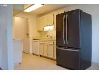 Photo #6: 24298503 Listing