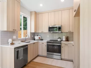 Photo #5: 24299689 Listing