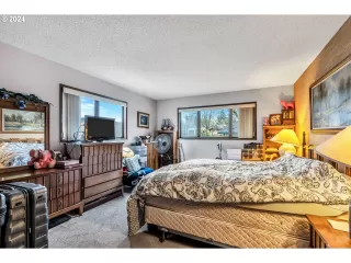 Photo #5: 24299950 Listing