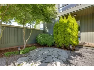 Photo #4: 24300301 Listing