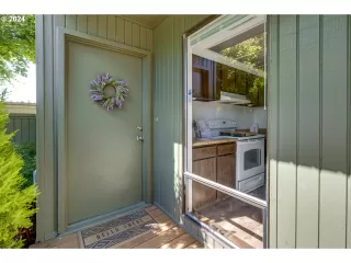 Photo #6: 24300301 Listing