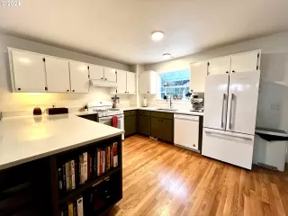 Photo #5: 24300332 Listing