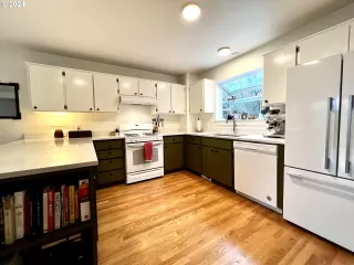 Photo #6: 24300332 Listing