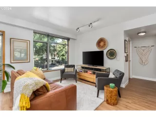 Photo #3: 24300434 Listing