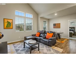 Photo #5: 24303129 Listing