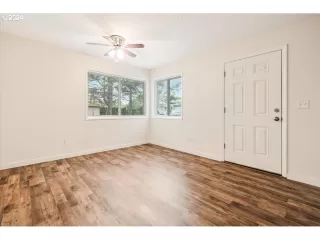 Photo #4: 24303676 Listing