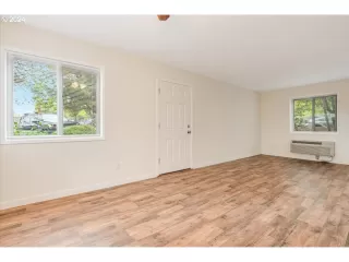 Photo #5: 24303676 Listing