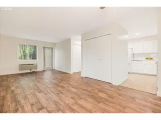 Photo #6: 24303676 Listing