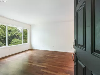 Photo #5: 24304219 Listing