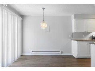 Photo #5: 24304630 Listing