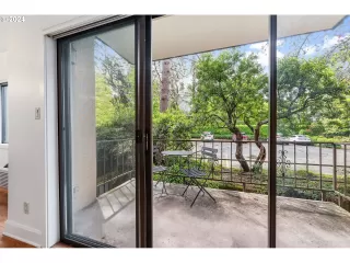 Photo #5: 24304803 Listing