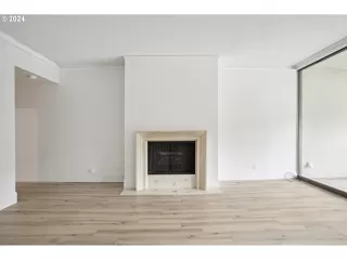 Photo #4: 24310478 Listing