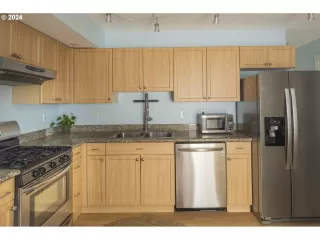 Photo #6: 24313773 Listing