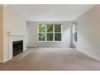 Photo #4: 24316976 Listing