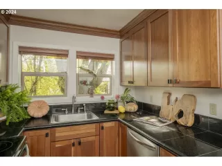 Photo #4: 24317035 Listing