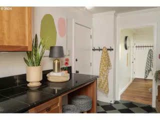 Photo #5: 24317035 Listing