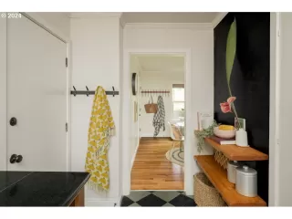 Photo #6: 24317035 Listing