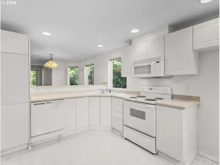 Photo #3: 24317534 Listing