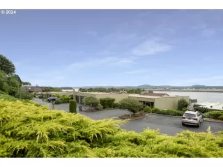 Photo #4: 24317600 Listing