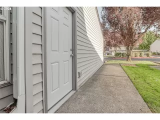 Photo #2: 24317918 Listing