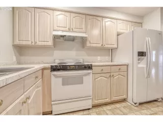 Photo #5: 24317918 Listing