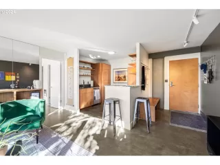 Photo #2: 24318573 Listing 