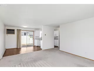 Photo #4: 24318647 Listing