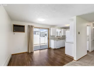 Photo #5: 24318647 Listing