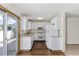 Photo #6: 24318647 Listing