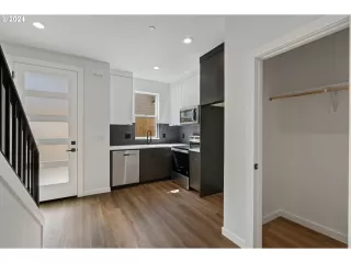 Photo #6: 24320916 Listing
