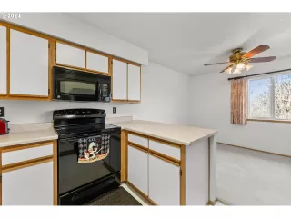 Photo #6: 24321601 Listing