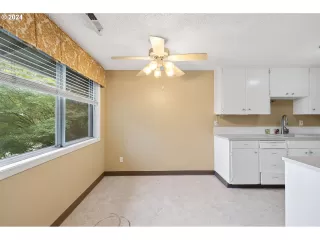 Photo #4: 24322308 Listing