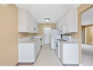 Photo #5: 24322308 Listing