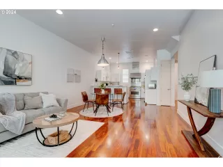 Photo #5: 24322598 Listing