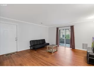 Photo #4: 24323998 Listing