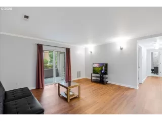 Photo #5: 24323998 Listing