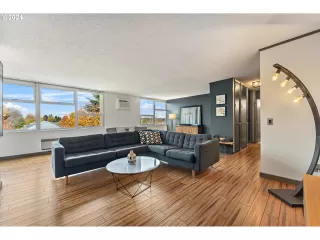 Photo #3: 24327901 Listing