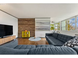 Photo #4: 24327901 Listing