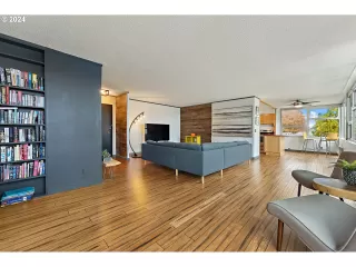 Photo #5: 24327901 Listing