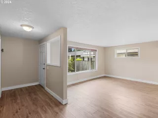 Photo #5: 24328642 Listing