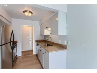 Photo #5: 24328992 Listing