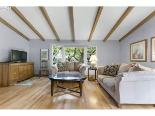 Photo #6: 24330001 Listing 