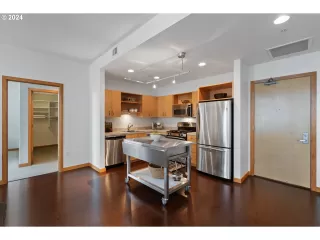 Photo #5: 24330257 Listing